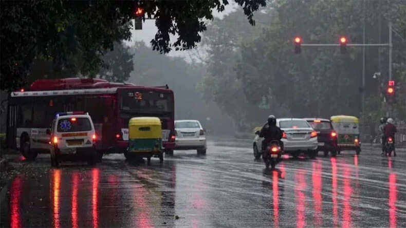 दिल्ली में मौसम में अचानक बदलाव, बारिश से मिली गर्मी से राहत