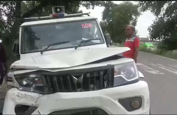 SDM फूलचंद्र यादव का वाहन दुर्घटनाग्रस्त, सभी सुरक्षित
