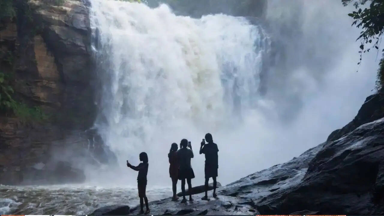 आंध्र प्रदेश में झरने के पास सेल्फी लेते समय तीन लड़कियों की मौत