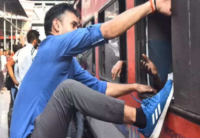 दिवाली पर ट्रेनों में यात्रियों की भारी भीड़, लखनऊ रेलवे स्टेशन पर सुरक्षा बढ़ाई गई