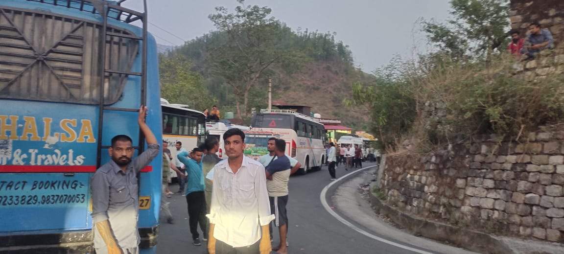चारधाम यात्रा : गंगोत्री राजमार्ग में जाम से जूझते श्रद्धालुओं के बाद तीर्थ पुरोहितों ने भी काटा हंगामा