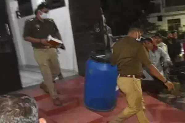 मुंबई में महिला ने प्रेमी की हत्या कर शव नीले ड्रम में फेंका