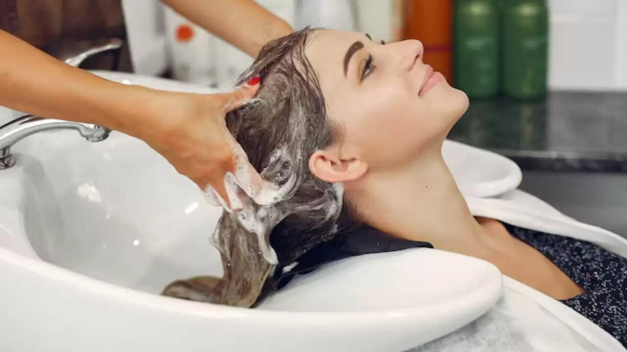 मानसून में बालों की देखभाल के लिए बेहतरीन हेयर मास्क