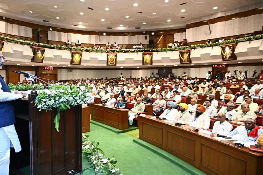 महाराष्ट्र विधानसभा का शीतकालीन सत्र: विपक्ष की अनुपस्थिति पर चर्चा