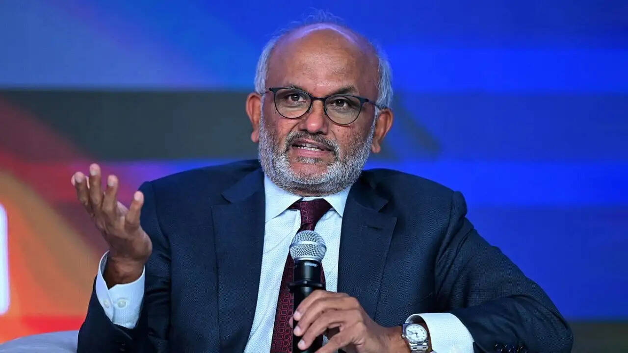Adobe के CEO शांतनु नारायण का इस्तीफा: टेक्नोलॉजी में बदलाव के बीच नई चुनौतियाँ