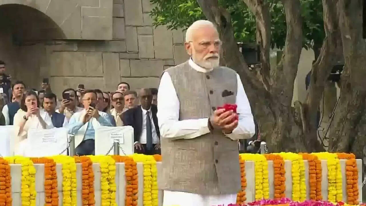 प्रधानमंत्री मोदी ने महात्मा गांधी और लाल बहादुर शास्त्री को दी श्रद्धांजलि
