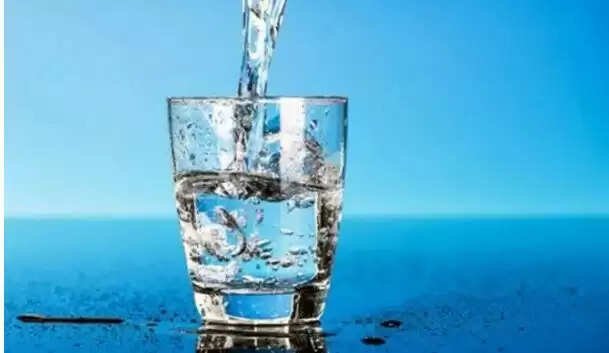 भोजन के बाद पानी पीने के नुकसान: जानें क्यों है यह हानिकारक