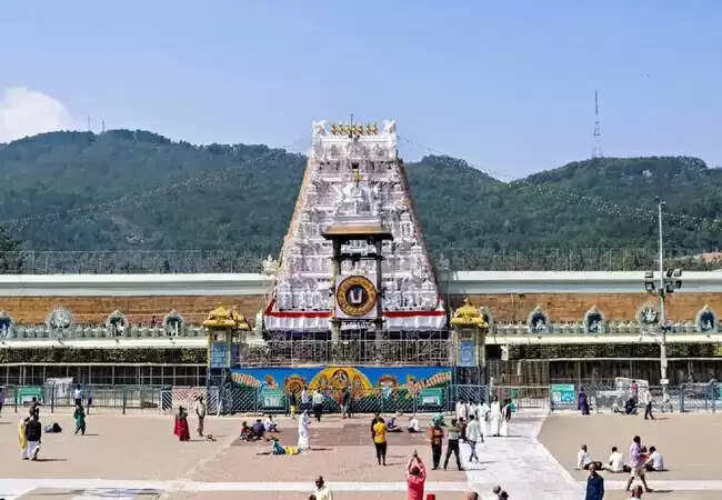 तिरुमला तिरुपति मंदिर में चार गैर-हिंदू कर्मचारियों की निलंबन की कार्रवाई