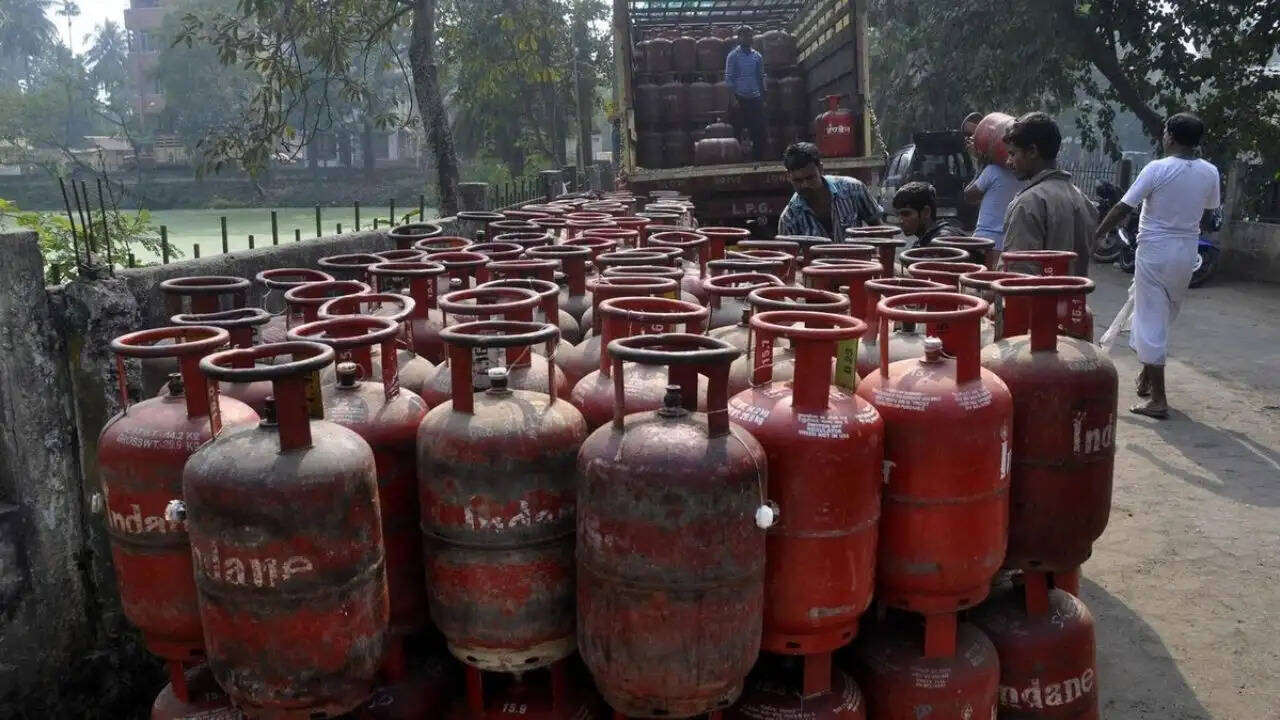 LPG सिलेंडर की कीमतों में वृद्धि: आम आदमी पर पड़ेगा असर