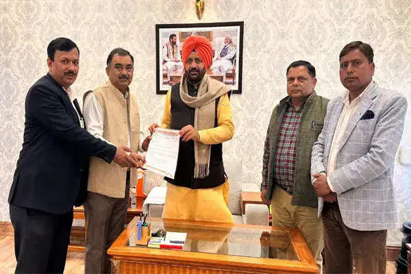 हरियाणा के मुख्यमंत्री से पत्रकारों के लिए कैशलेस स्वास्थ्य बीमा की मांग