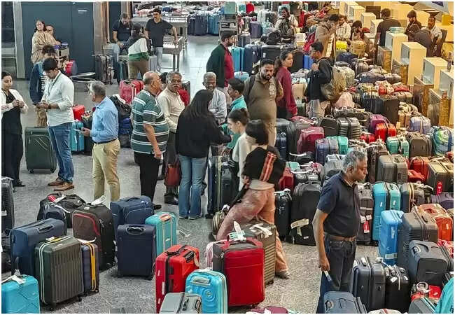 IndiGo की उड़ानों में संकट: 300 से अधिक फ्लाइट्स रद्द, यात्रियों को हो रही परेशानी
