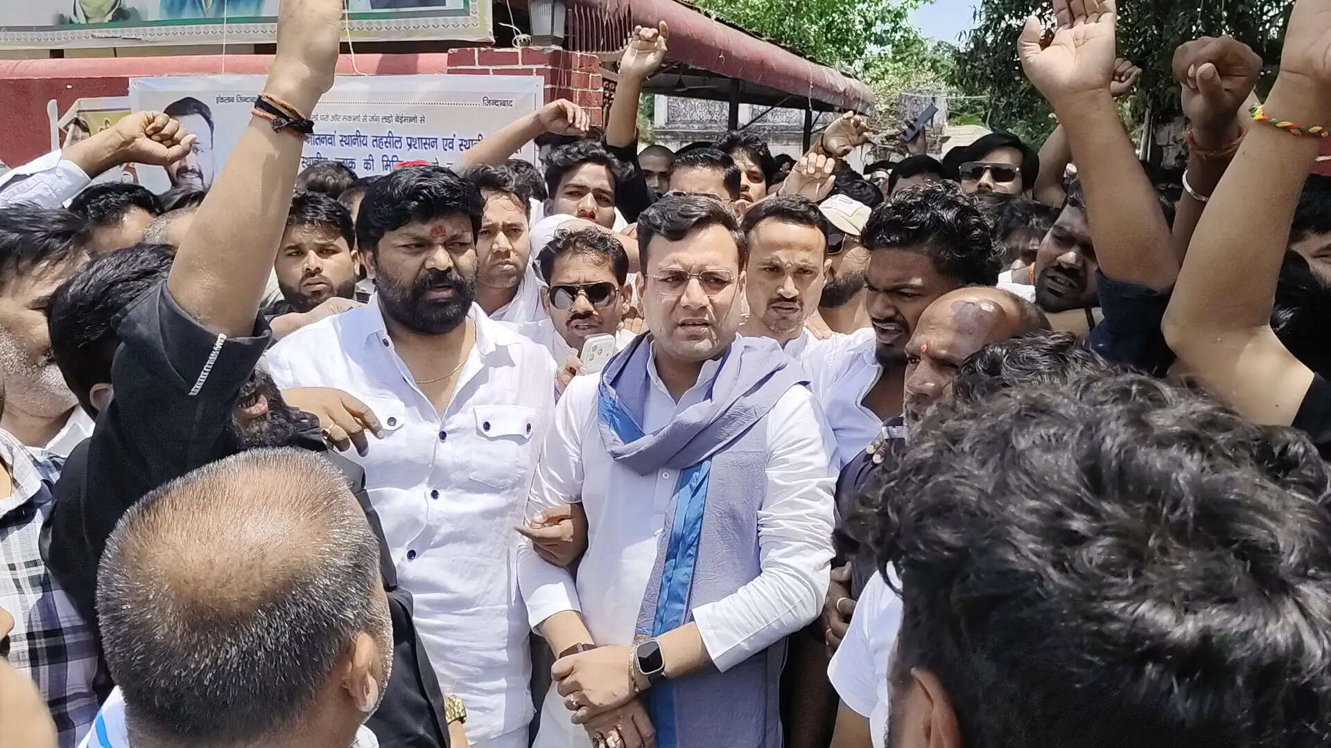 पूर्व विधायक अमन मणि त्रिपाठी का धरना-प्रदर्शन, प्रशासन ने रोका