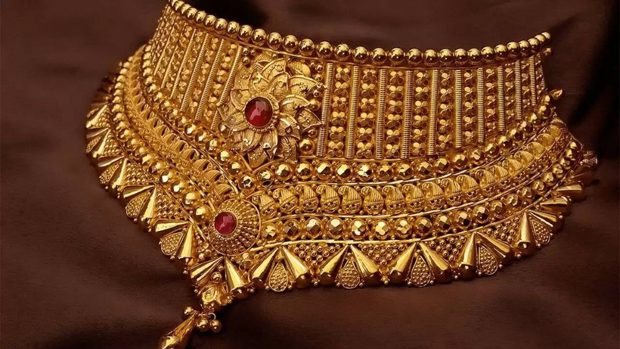 सोने और चांदी के दाम में गिरावट, जानें आज के रेट