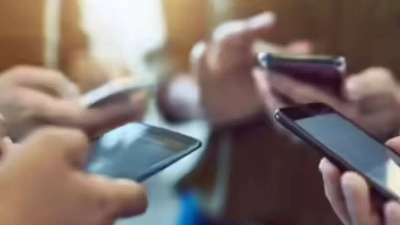 क्या मोबाइल रिचार्ज प्लान्स में होगी अगली बढ़ोतरी? जानें क्या कहती है रिपोर्ट