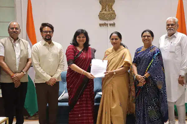 दिल्ली सचिवालय में संयुक्त संसदीय समिति की बैठक, सीएम रेखा गुप्ता ने किया स्वागत