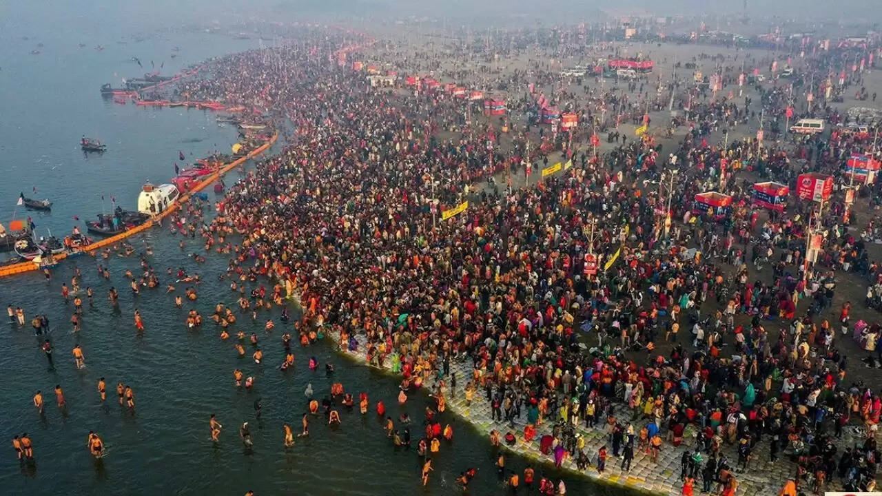 प्रयागराज में मकर संक्रांति स्नान: श्रद्धालुओं की उमड़ी भीड़ और सुरक्षा के पुख्ता इंतजाम