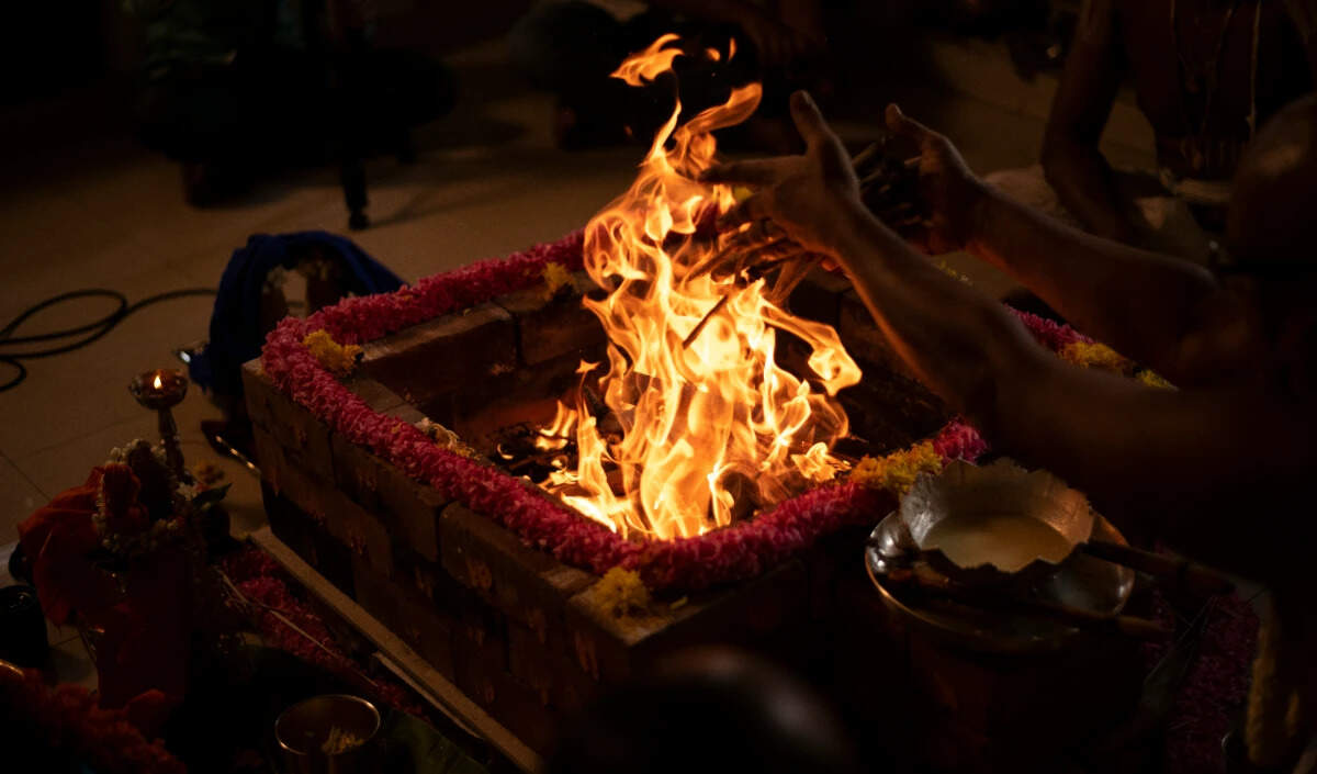 हवन की राख का उपयोग: सकारात्मकता और समृद्धि के लिए उपाय