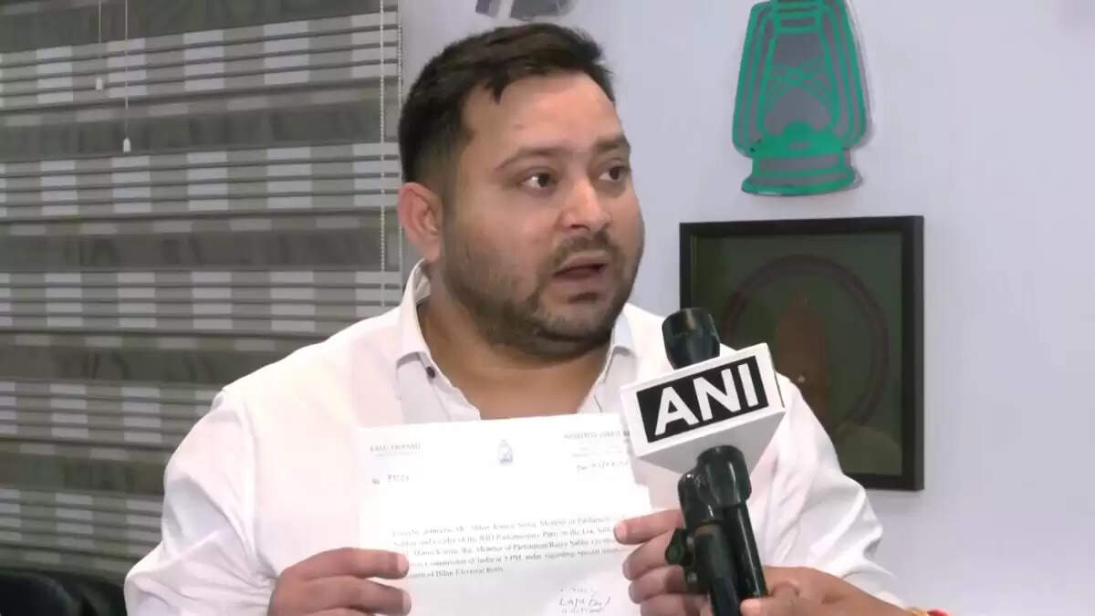 तेजस्वी यादव का चुनाव आयोग पर हमला: 'क्या इलेक्शन कमिश्नर मिस्टर इंडिया बन गए हैं?'