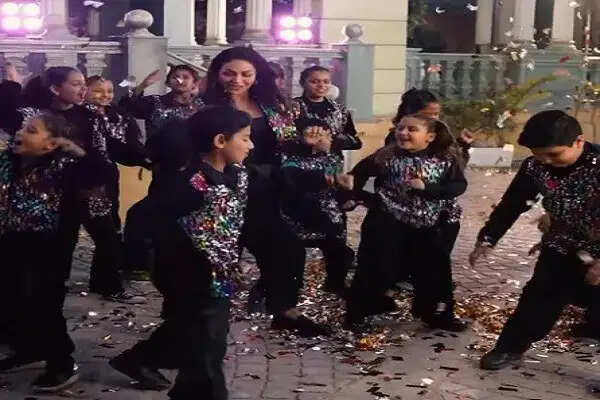 नीरू बाजवा की नई फिल्म 'जवाक' में बच्चों के साथ मस्ती भरा डांस