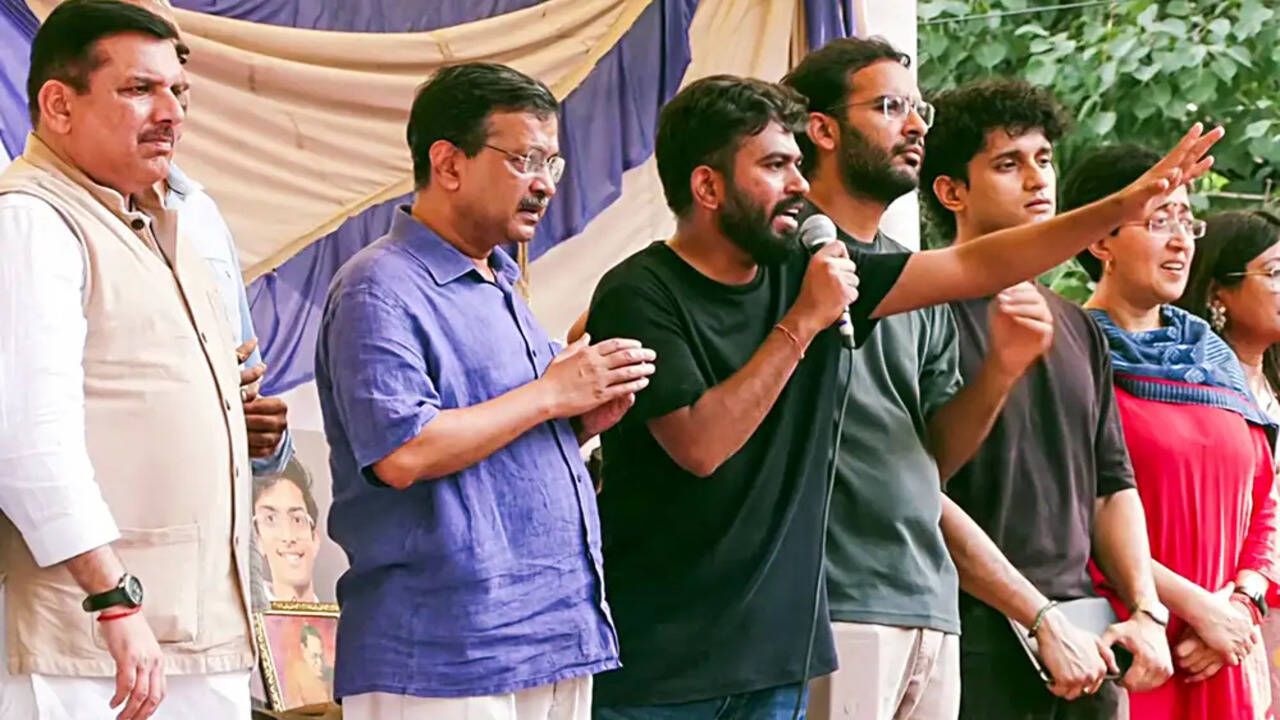 दिल्ली में कॉकरोच जनता पार्टी का प्रदर्शन जारी, विपक्षी नेताओं की भागीदारी