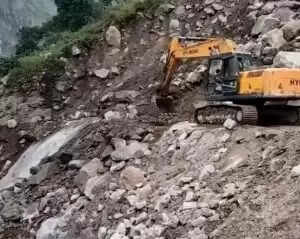 किन्नौर में भूस्खलन के बाद सड़क बहाली का कार्य शुरू