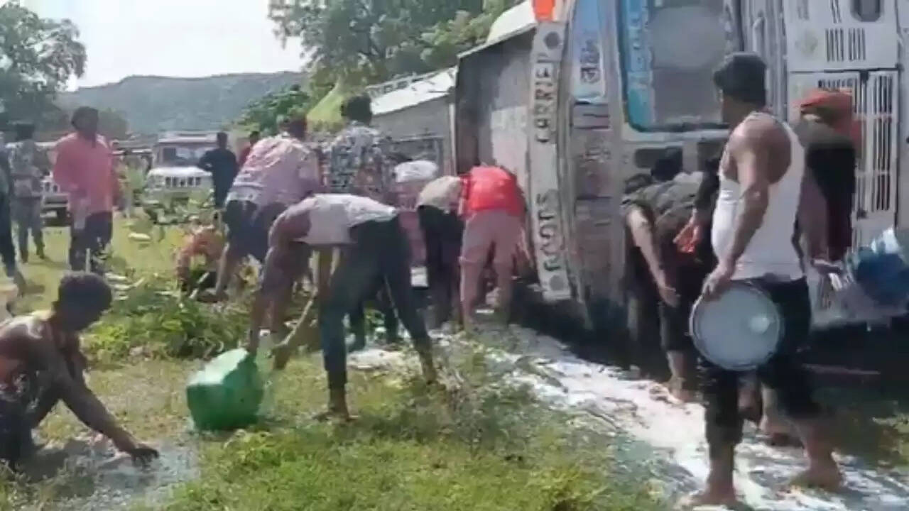 सोनभद्र में डीजल टैंकर पलटा: ग्रामीणों ने लूटे 20,000 लीटर डीजल