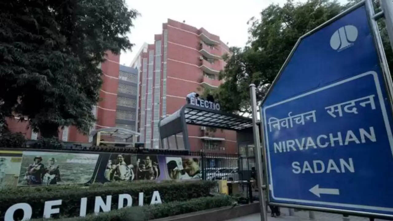 बिहार में चुनाव आयोग का नाम हटाने का बड़ा कदम: तीन लाख मतदाता प्रभावित