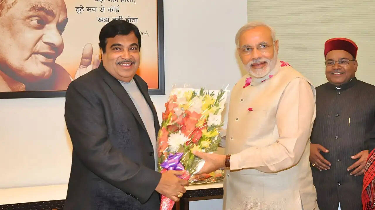 नितिन गडकरी के जन्मदिन पर पीएम मोदी ने दी शुभकामनाएं, बीजेपी नेताओं ने भी किया सम्मानित