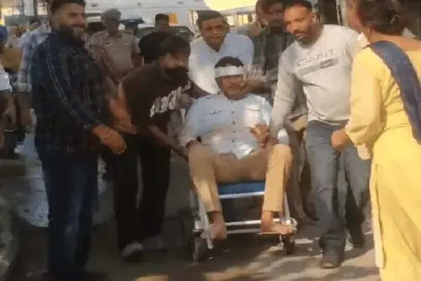 पंजाब में AAP नेता पर पूर्व DSP द्वारा फायरिंग, गंभीर रूप से घायल