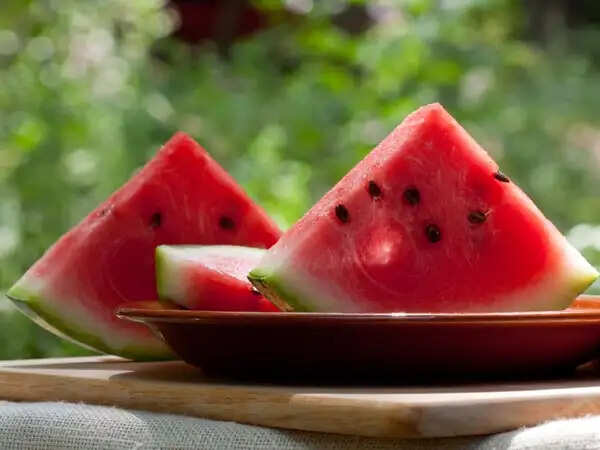 गर्मी में शरीर को ठंडा रखने वाले फलों की सूची