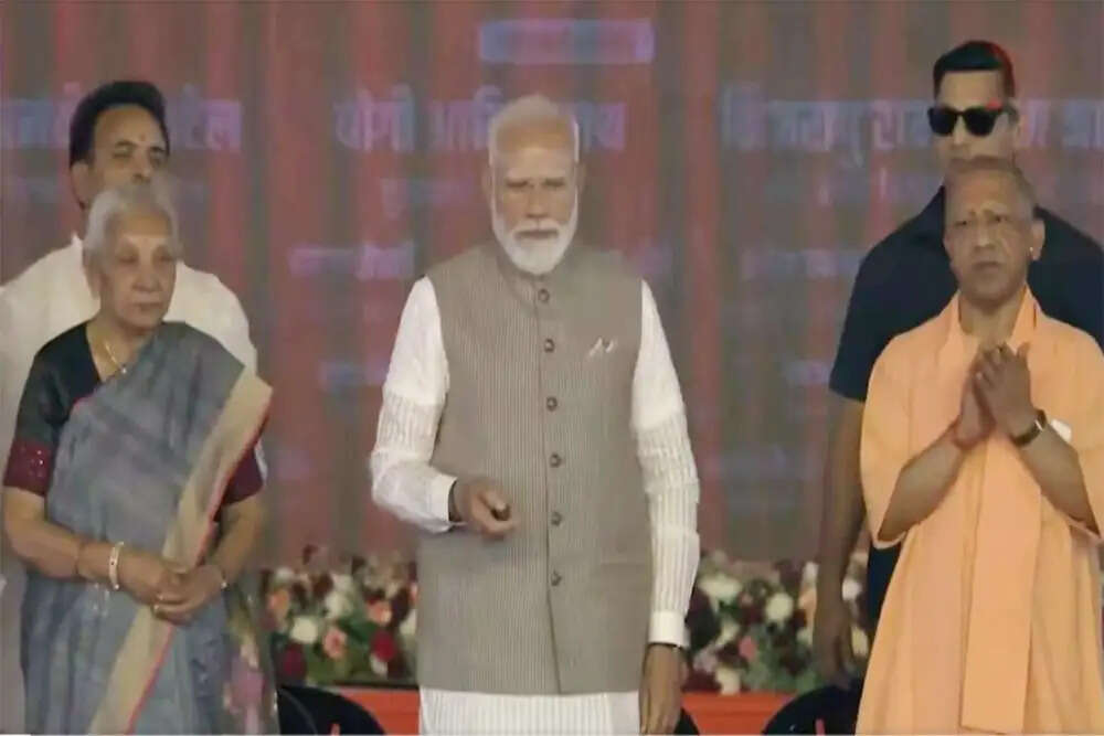 प्रधानमंत्री मोदी ने नोएडा इंटरनेशनल एयरपोर्ट का उद्घाटन किया