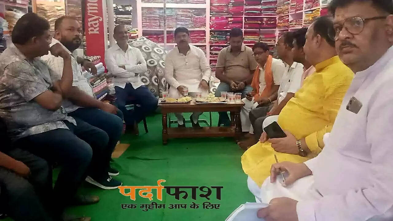 नौतनवा विधायक ऋषि त्रिपाठी का सोनौली में व्यापारियों से संवाद