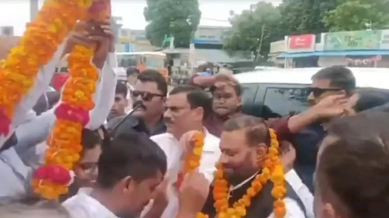स्वामी प्रसाद मौर्य पर हमले के बाद योगी सरकार पर उठे सवाल
