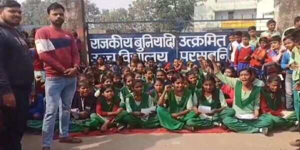 धनबाद में एडमिट कार्ड नहीं मिलने से गुस्साए छात्रों ने विद्यालय गेट पर जड़ा ताला