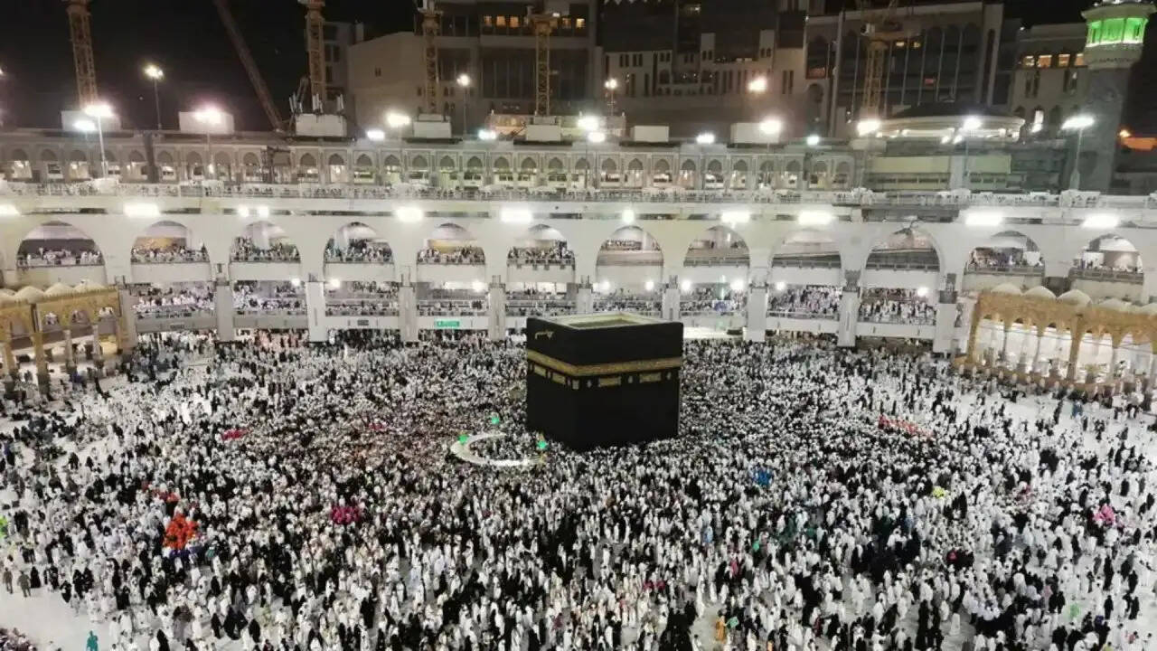 हज यात्रियों के लिए हवाई किराए में 10,000 रुपये की वृद्धि