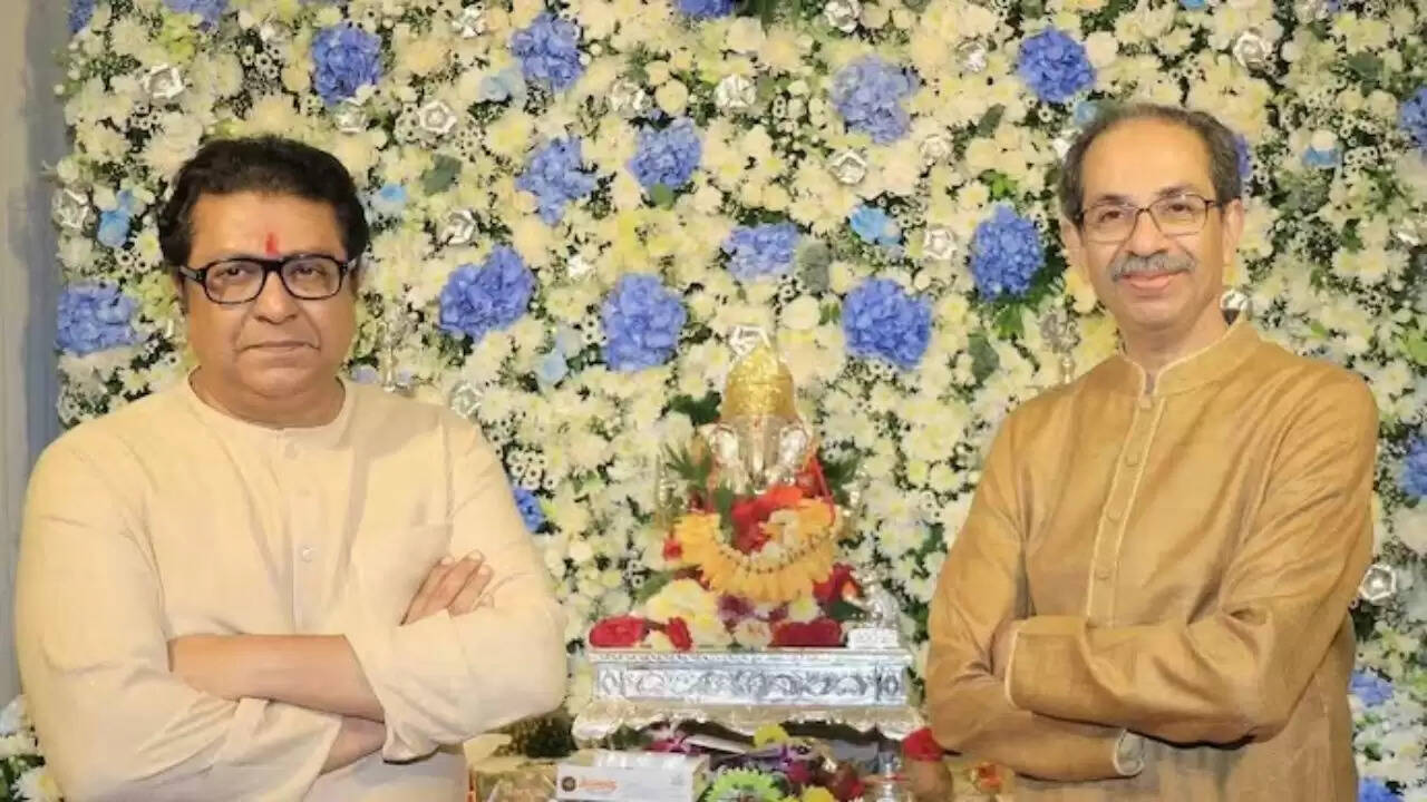ठाकरे भाइयों का गणेश पूजा में पुनर्मिलन: महाराष्ट्र की राजनीति में नया मोड़