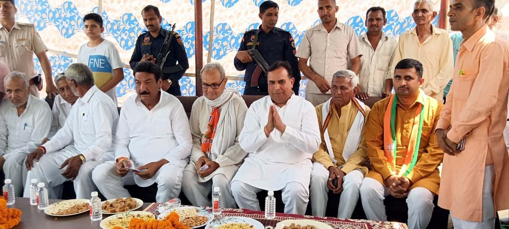 हिसार : भाजपा उम्मीदवार रणजीत ने किया नारनौंद के गांवों का दौरा
