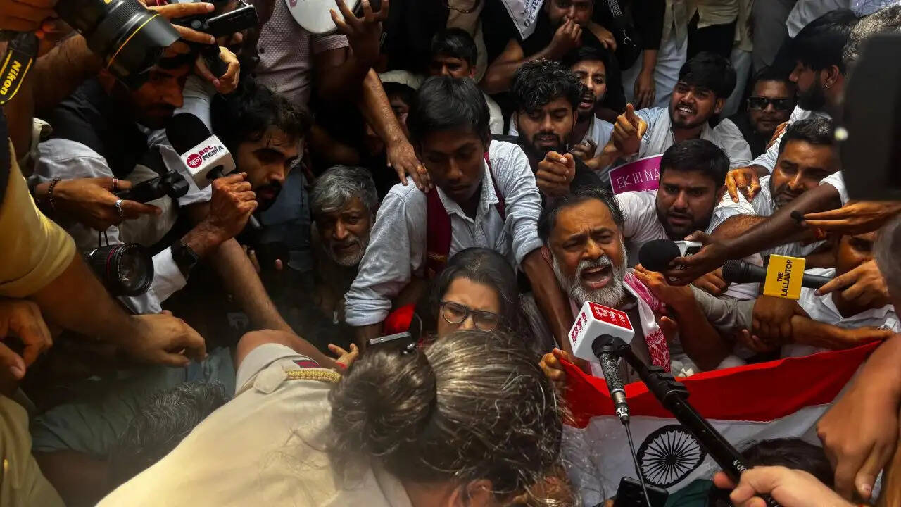 दिल्ली में मुख्य चुनाव आयुक्त के खिलाफ प्रदर्शन, कई नेता हिरासत में
