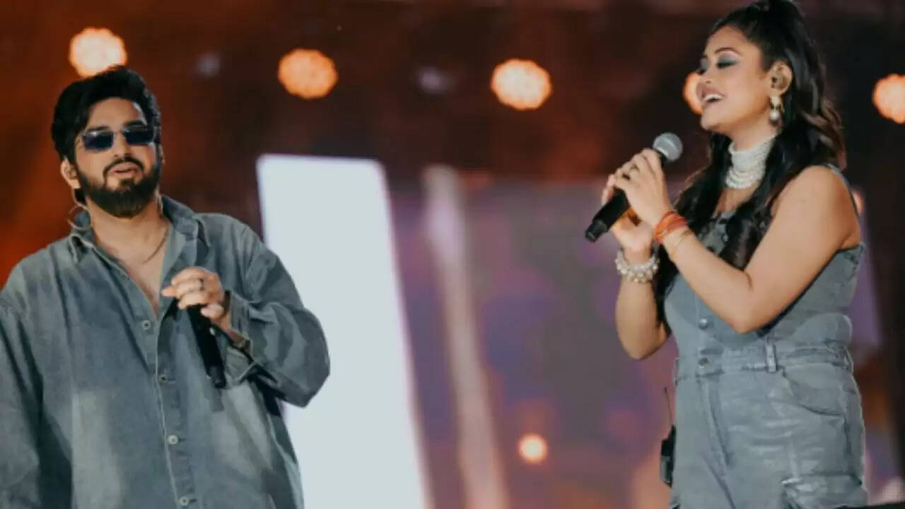 सचेत और परंपरा का न्यू ईयर कॉन्सर्ट: फैन्स की भीड़ ने तोड़ी कार की खिड़की