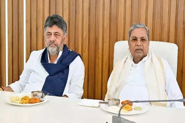 कर्नाटक के मुख्यमंत्री सिद्धारमैया ने दिया इस्तीफा, डीके शिवकुमार बन सकते हैं नए मुख्यमंत्री