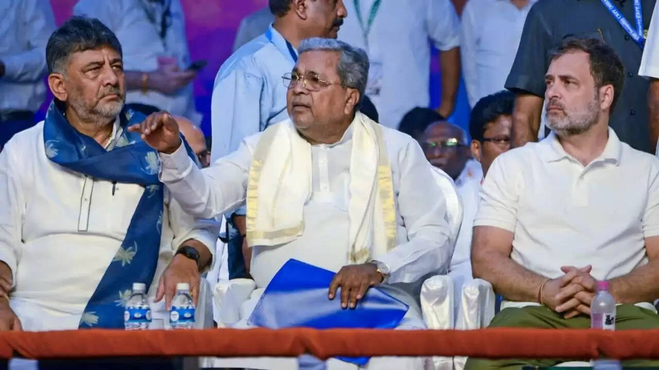कर्नाटक में मुख्यमंत्री पद को लेकर सियासी हलचल: क्या है डीके शिवकुमार का इशारा?