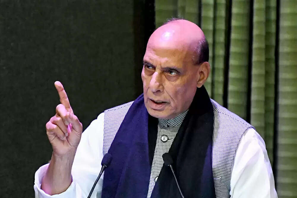 राजनाथ सिंह और योगी आदित्यनाथ ने इलेक्ट्रिक व्हीकल प्लांट का उद्घाटन किया