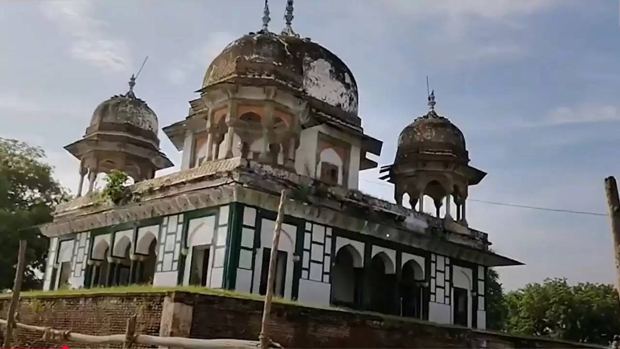 फतेहपुर में हिंदू संगठन द्वारा मकबरे में तोड़फोड़, सुरक्षा बढ़ाई गई