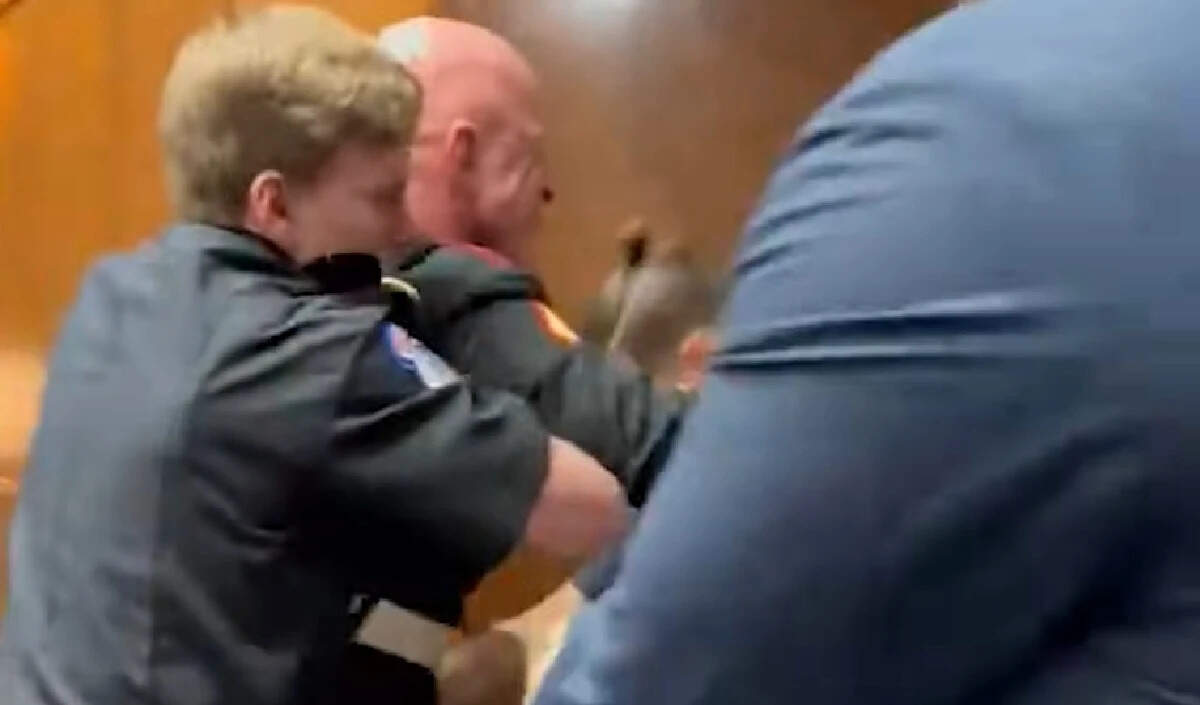 अमेरिकी संसद में ईरान युद्ध पर हंगामा, पूर्व मरीन सैनिक का हाथ टूटा