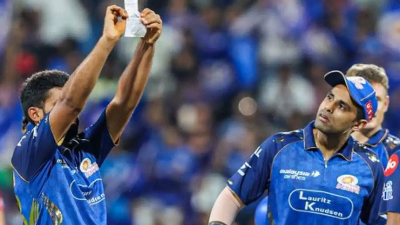 मुंबई इंडियंस के रघु शर्मा का IPL में अनोखा जश्न