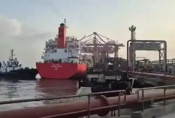 भारत के लिए होर्मुज से आई खुशखबरी: ग्रीन आशा टैंकर मुंबई पहुंचा