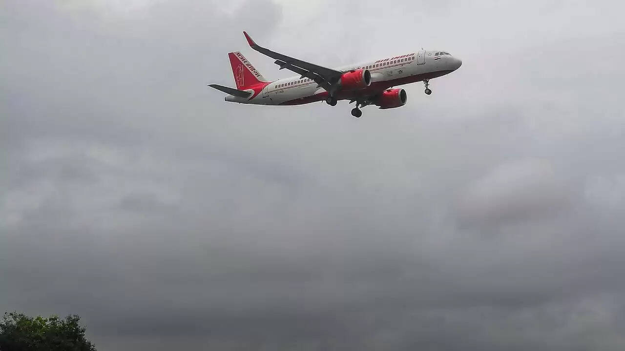 पाकिस्तान ने भारतीय विमानों के लिए हवाई क्षेत्र बंद रखने का लिया बड़ा फैसला