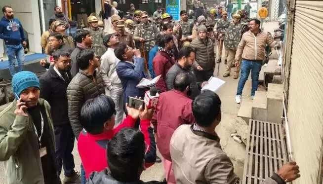 संभल में कब्रिस्तान की पैमाइश शुरू, सुरक्षा के लिए तैनात की गई पुलिस