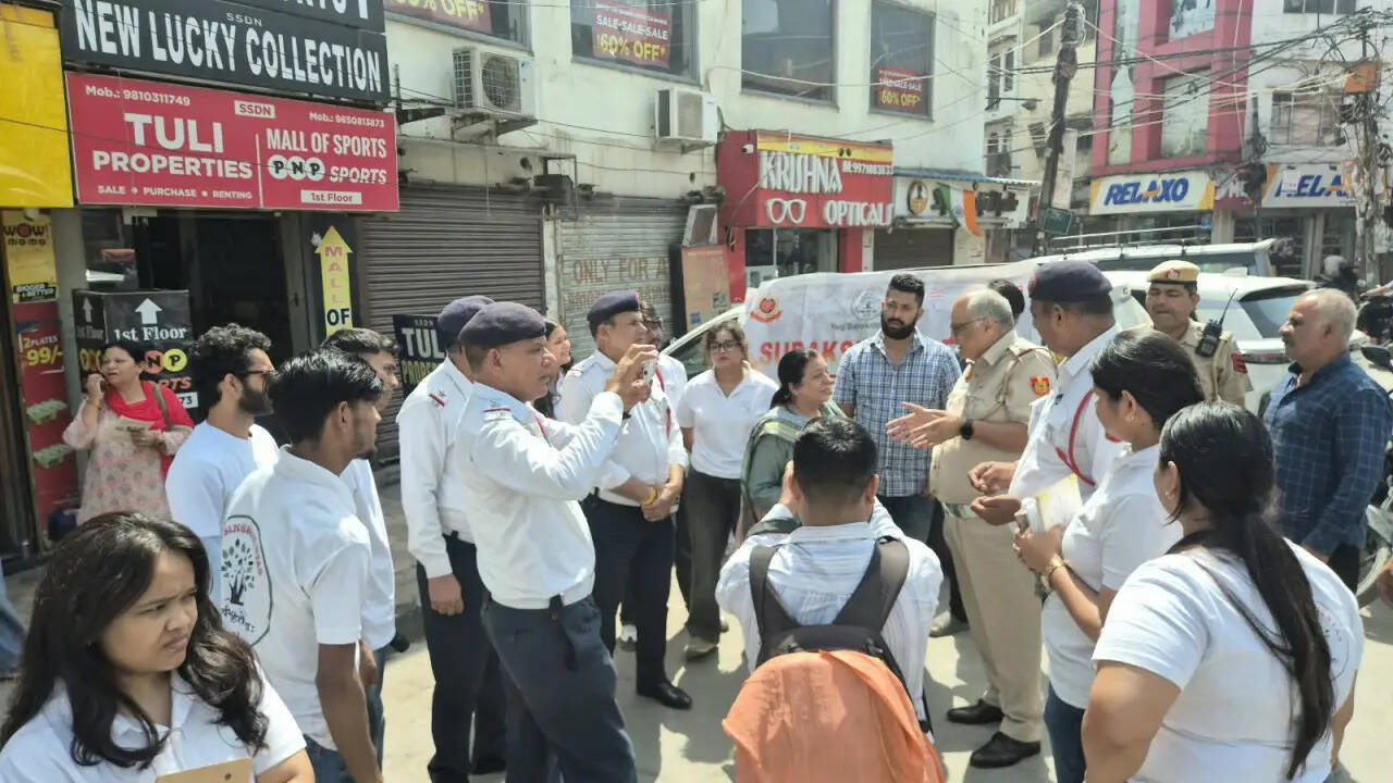 दिल्ली ट्रैफिक पुलिस का अनोखा प्रयास: नुक्कड़ नाटक से सड़क सुरक्षा का संदेश