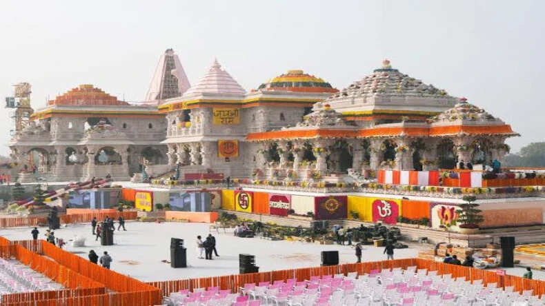 अयोध्या में रामलला के मंदिर पर स्वर्ण कलश की स्थापना